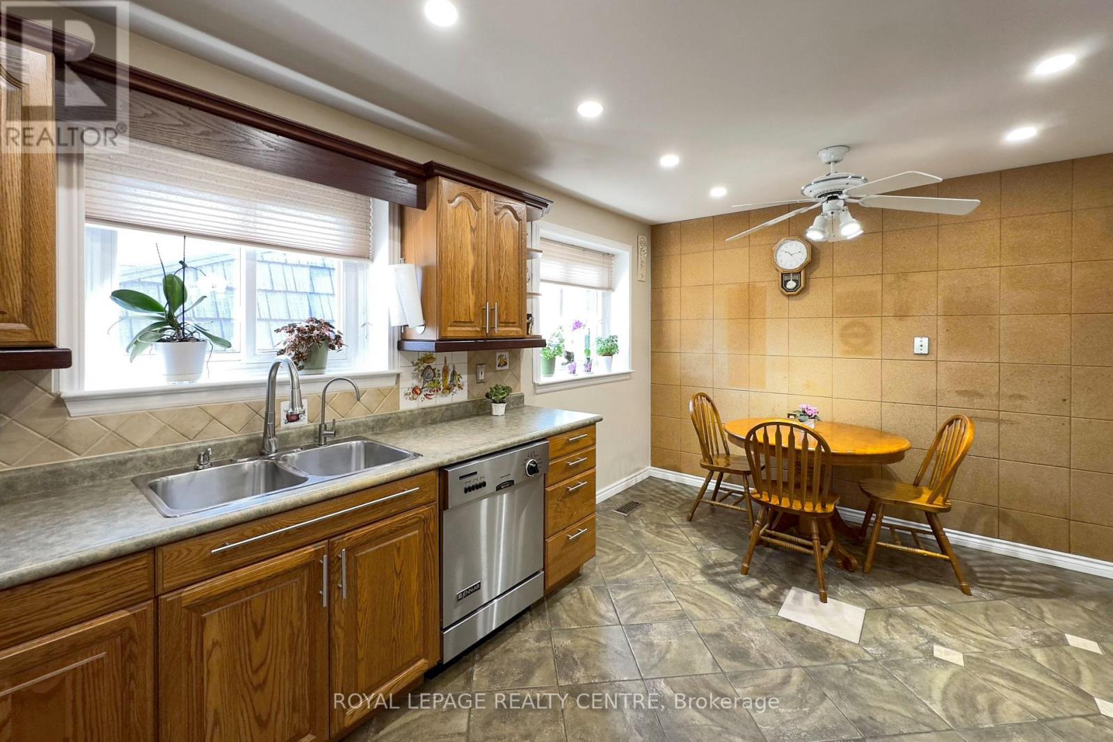 254 Louis Drive, Mississauga, Ontario  L5B 1Y9 - Photo 7 - W12390089