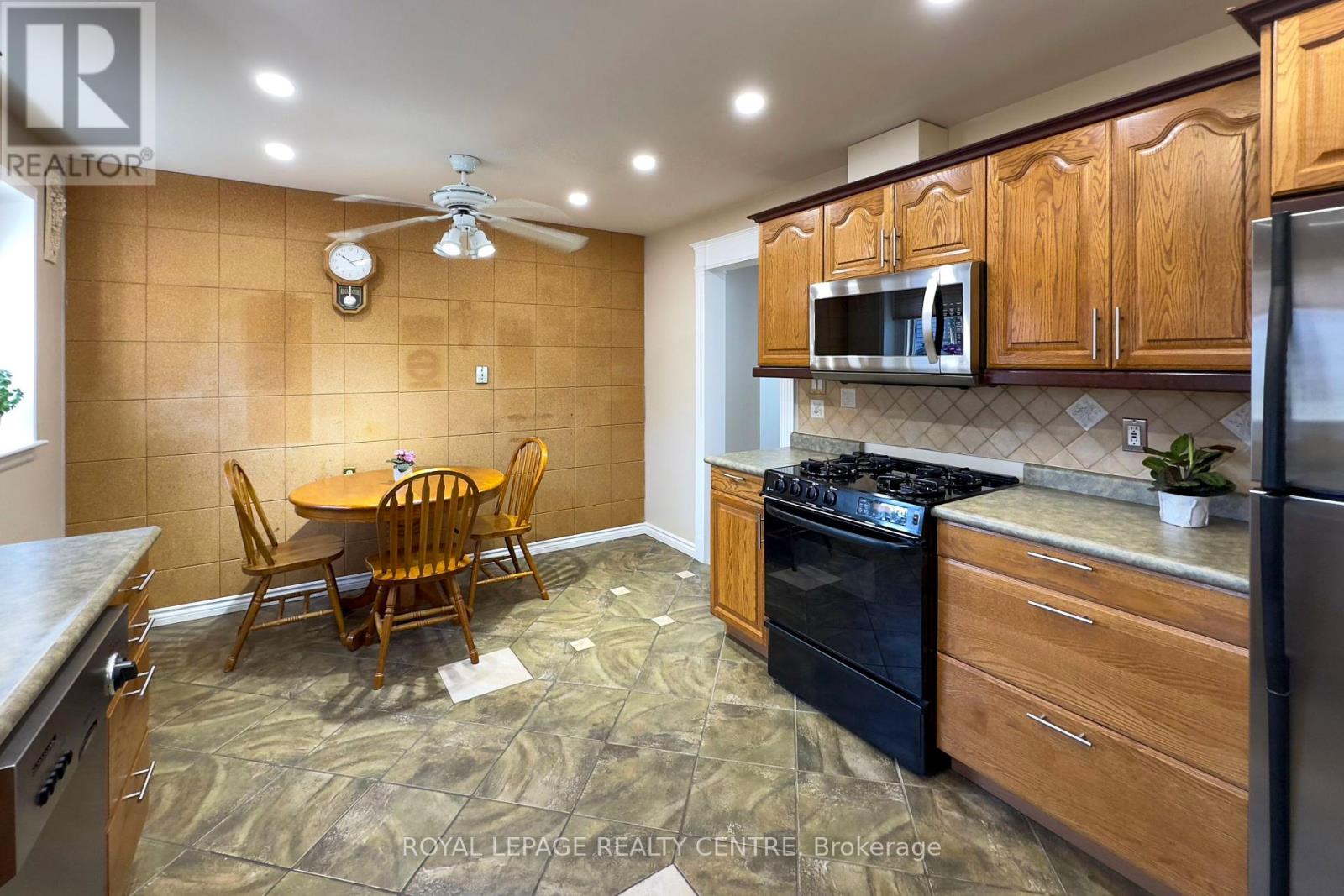 254 Louis Drive, Mississauga, Ontario  L5B 1Y9 - Photo 8 - W12390089