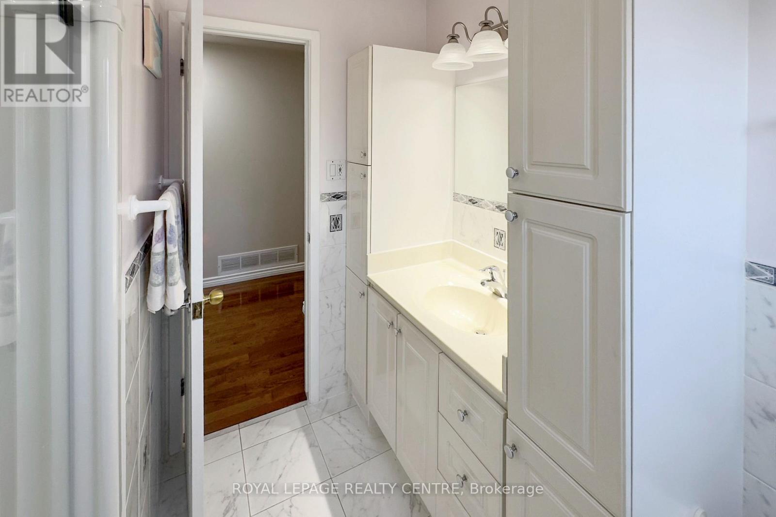 254 Louis Drive, Mississauga, Ontario  L5B 1Y9 - Photo 9 - W12390089