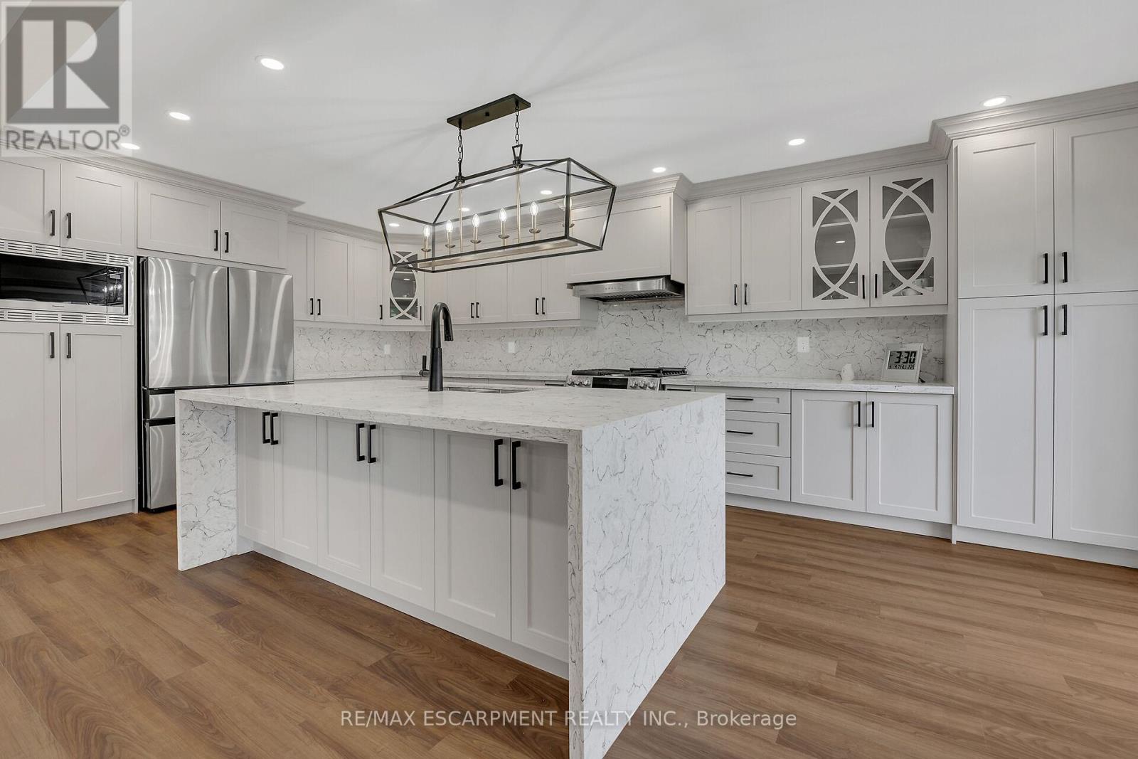 125 Valera Drive E, Hamilton (Stoney Creek), Ontario  L8E 4S9 - Photo 4 - X12390065