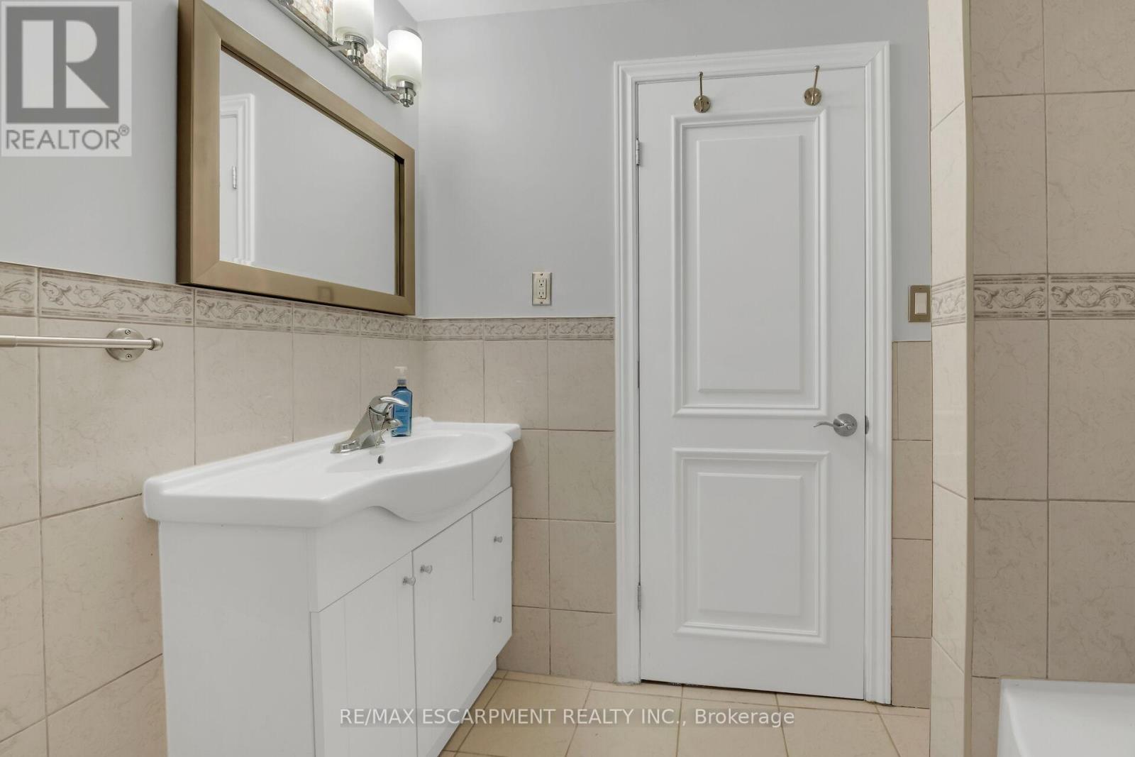 125 Valera Drive E, Hamilton (Stoney Creek), Ontario  L8E 4S9 - Photo 44 - X12390065