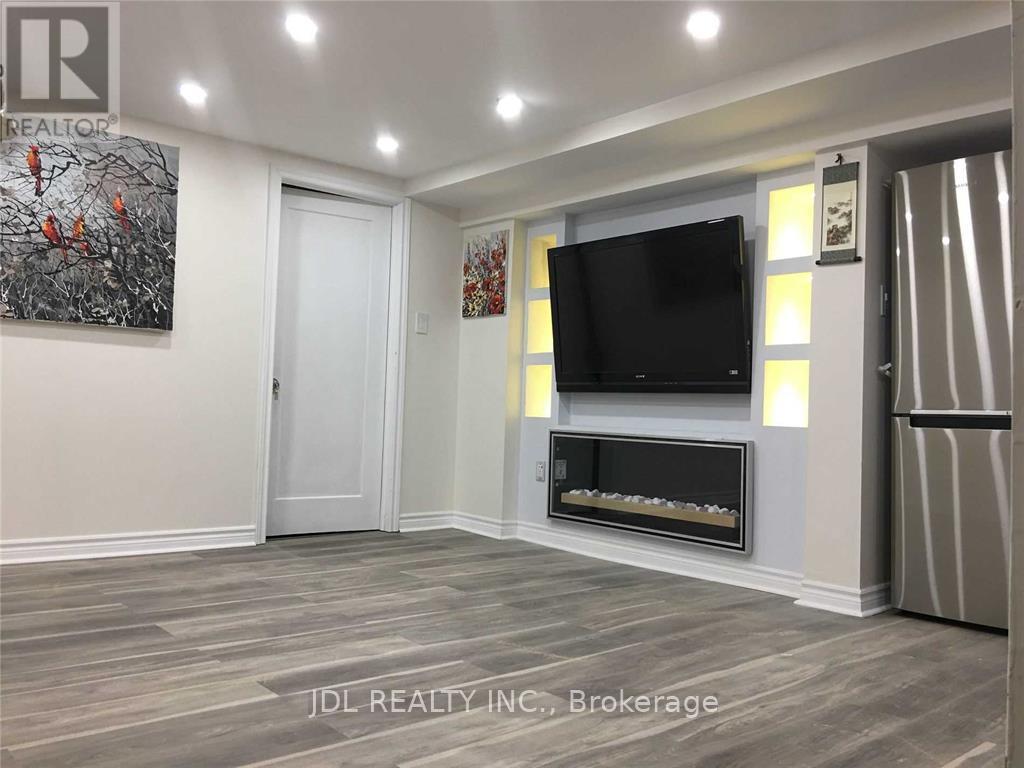 33 GLENSHEPHARD DRIVE, Toronto, Ontario