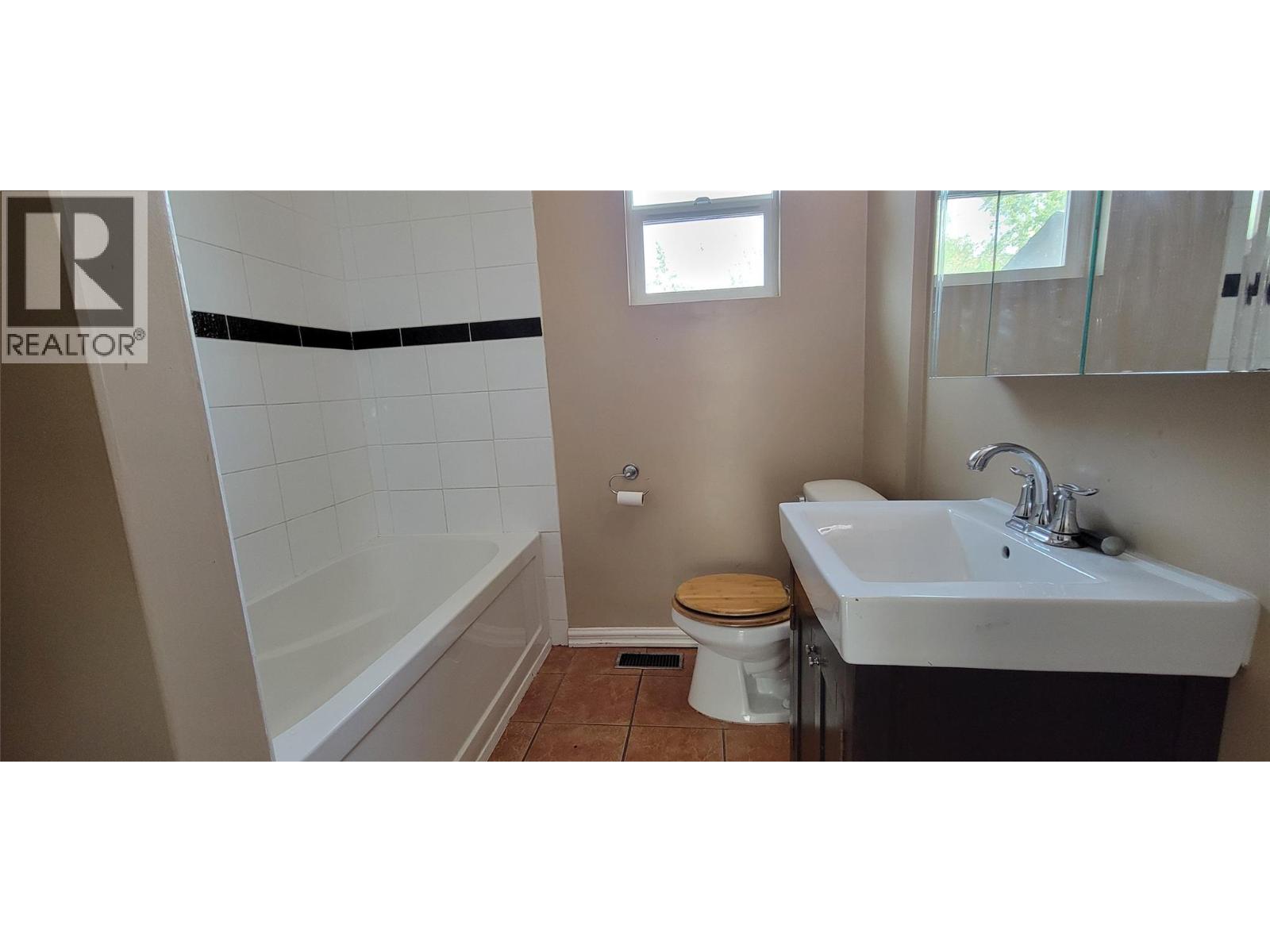 1553 Diamond Street, Trail, British Columbia  V1R 4H5 - Photo 7 - 10359696