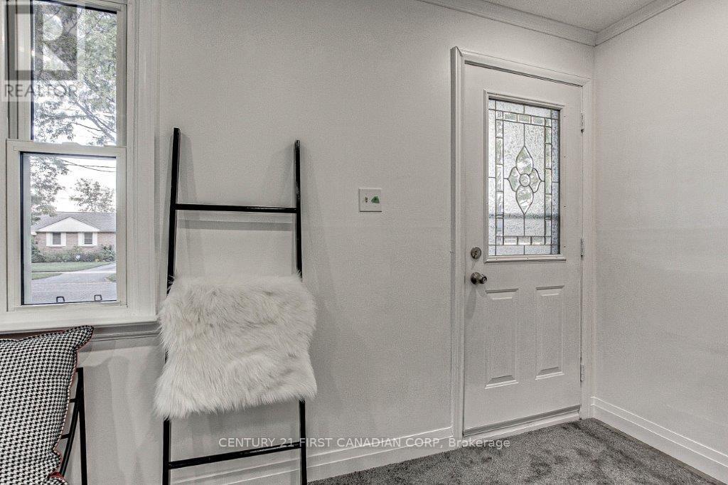 347 Thiel Street, London East, Ontario  N5W 4P7 - Photo 6 - X12390140