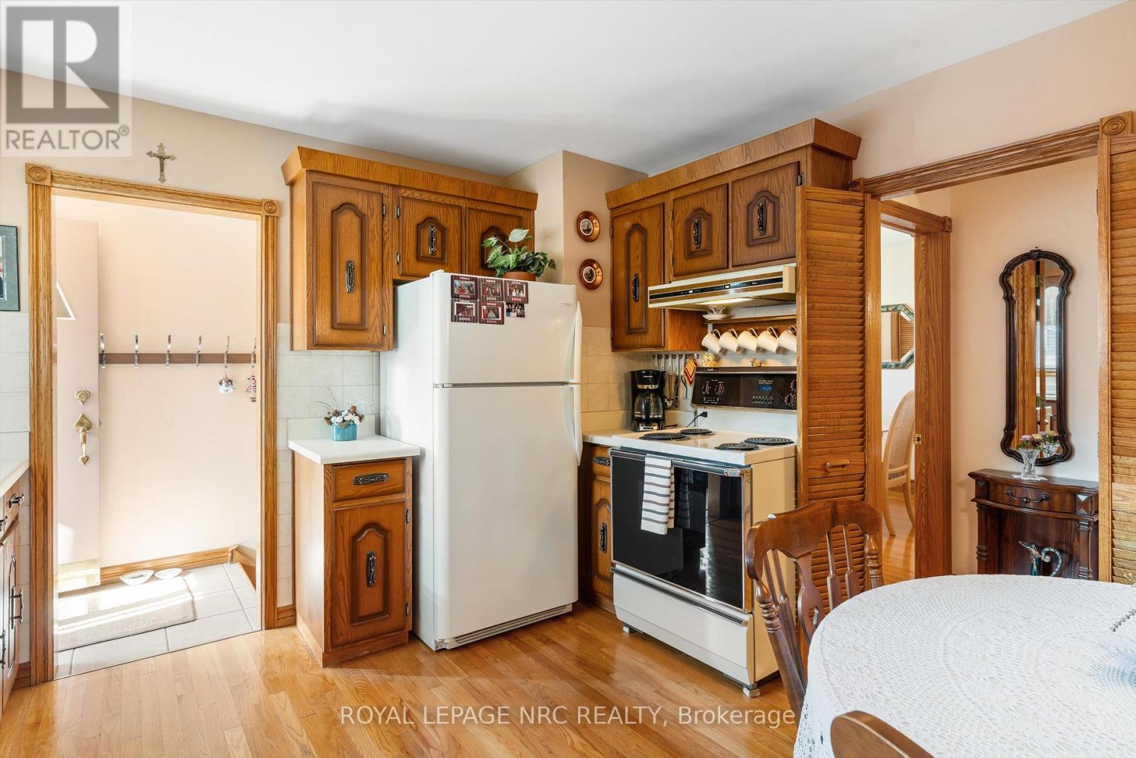 6043 Mayfair Drive, Niagara Falls, Ontario  L2J 1V7 - Photo 11 - X12390154
