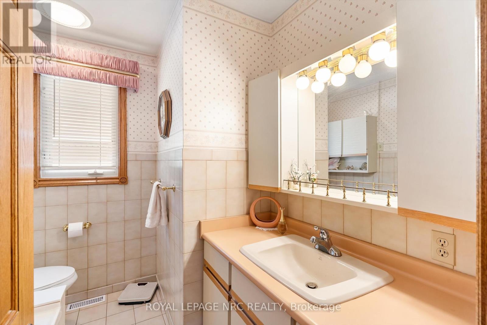 6043 Mayfair Drive, Niagara Falls, Ontario  L2J 1V7 - Photo 17 - X12390154