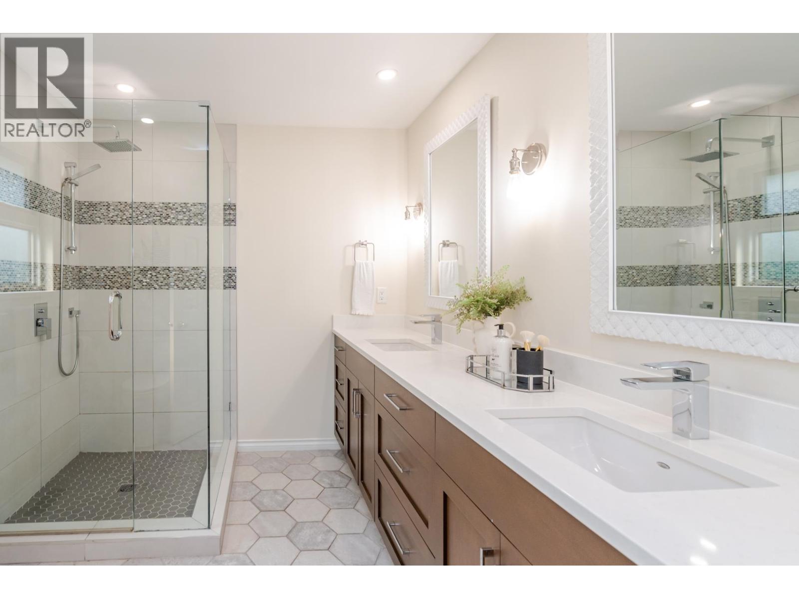 2203 Sorrento Drive, Coquitlam, British Columbia  V3K 6H6 - Photo 28 - R3045225