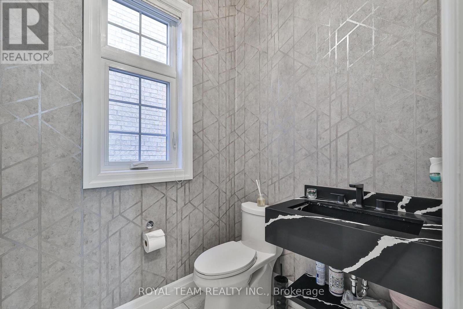 1 Ria Court, King (King City), Ontario  L7B 0B9 - Photo 8 - N12390133