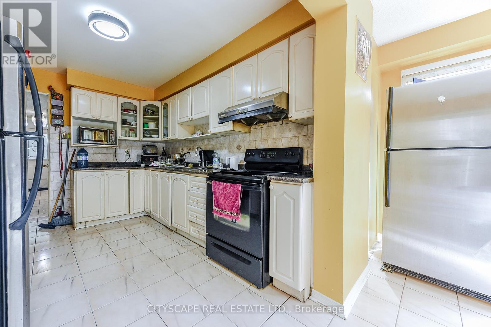 379 Wallenberg Crescent E, Mississauga, Ontario  L5B 3N1 - Photo 15 - W12390135