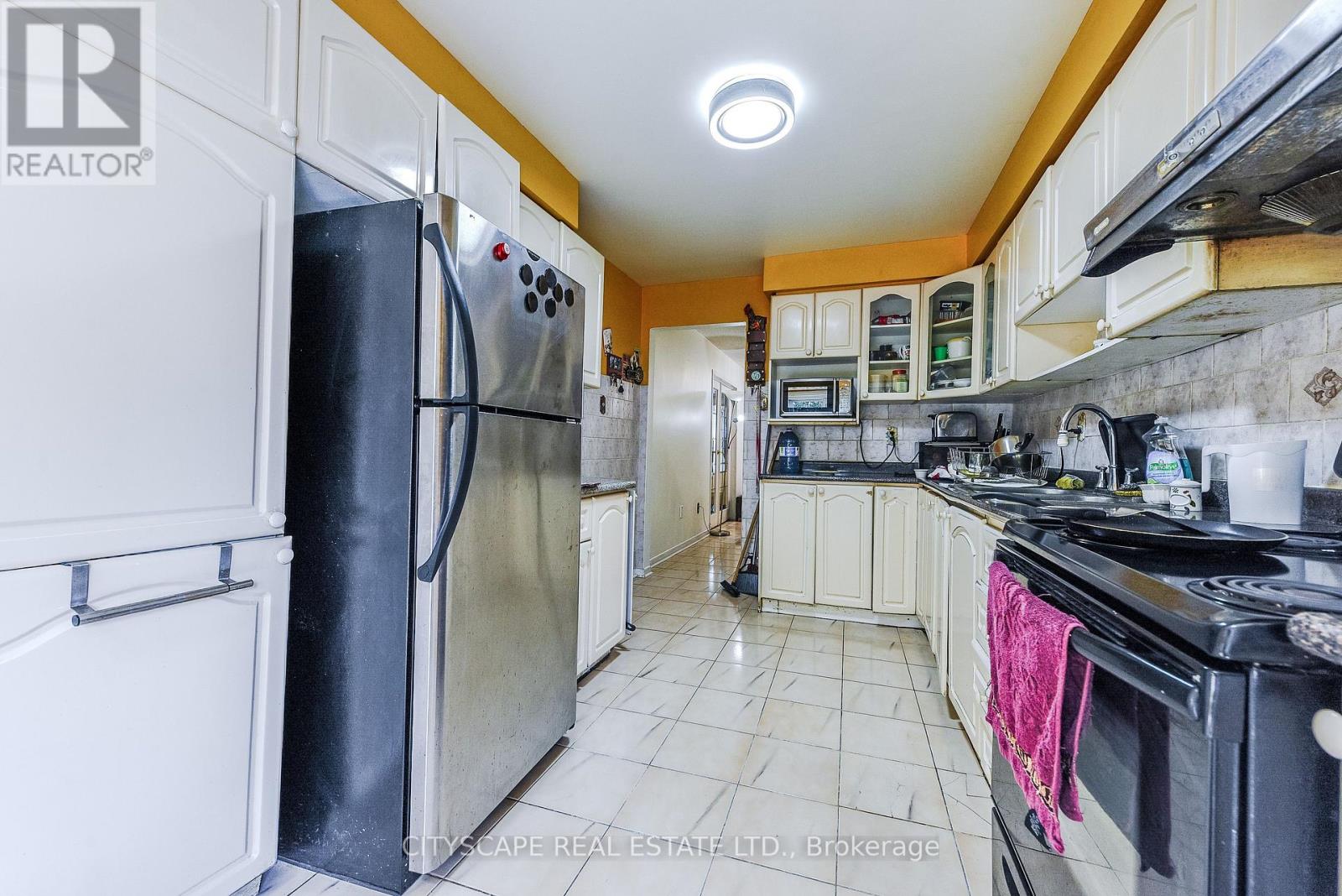 379 Wallenberg Crescent E, Mississauga, Ontario  L5B 3N1 - Photo 16 - W12390135