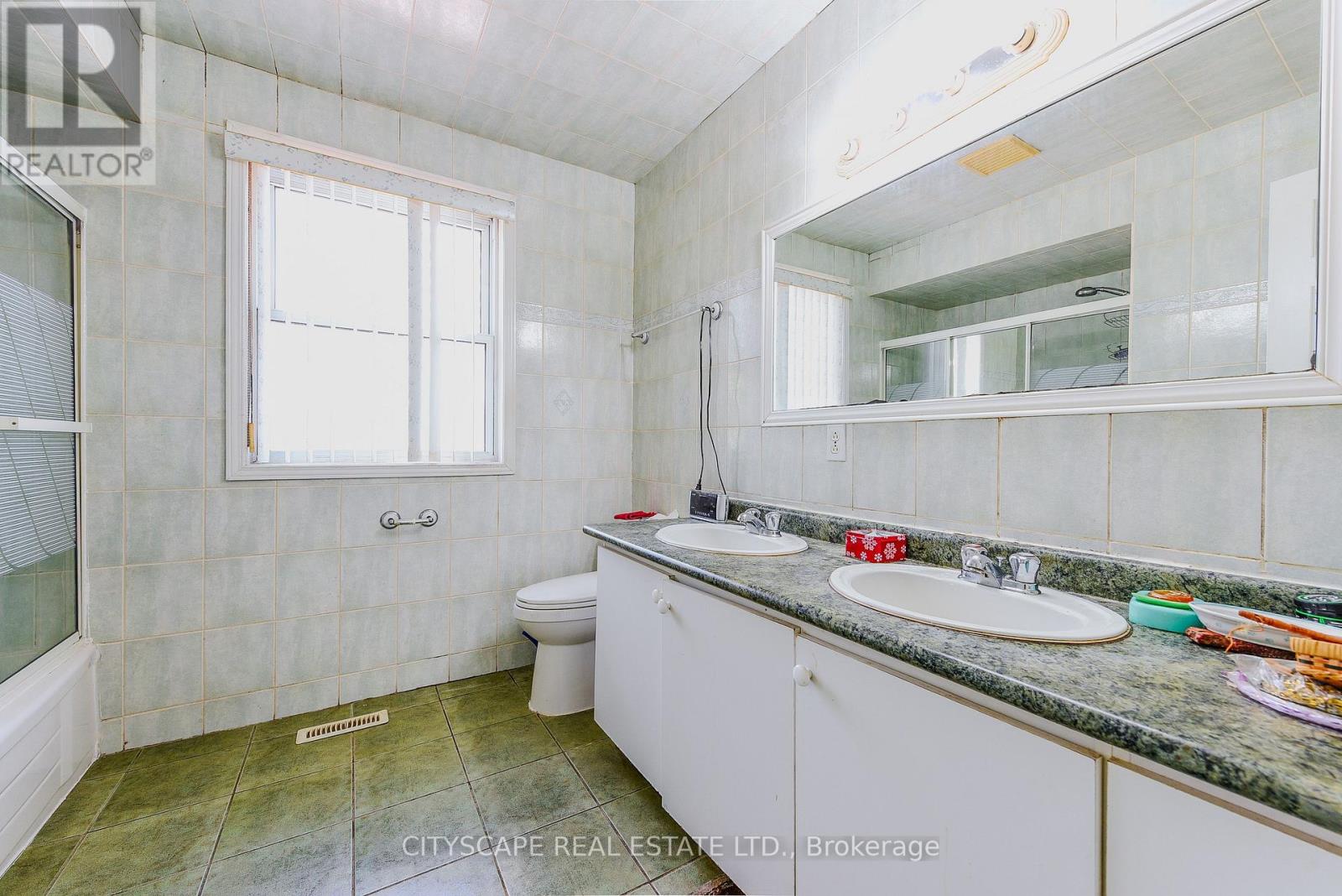 379 Wallenberg Crescent E, Mississauga, Ontario  L5B 3N1 - Photo 36 - W12390135