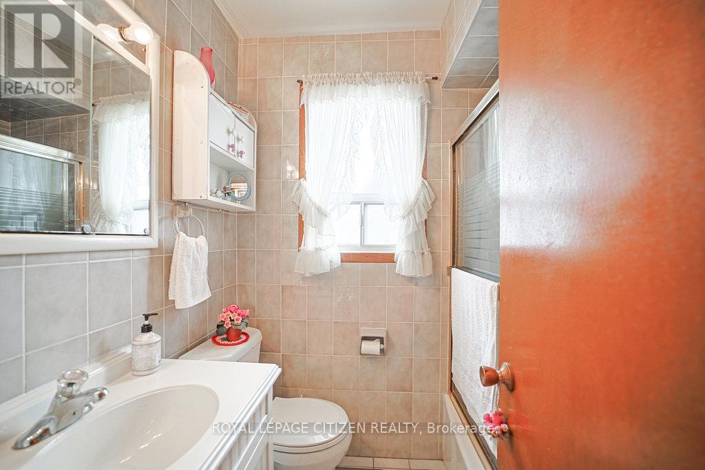 347 Harvie Avenue, Toronto, Ontario  M6E 4L6 - Photo 32 - W12390142