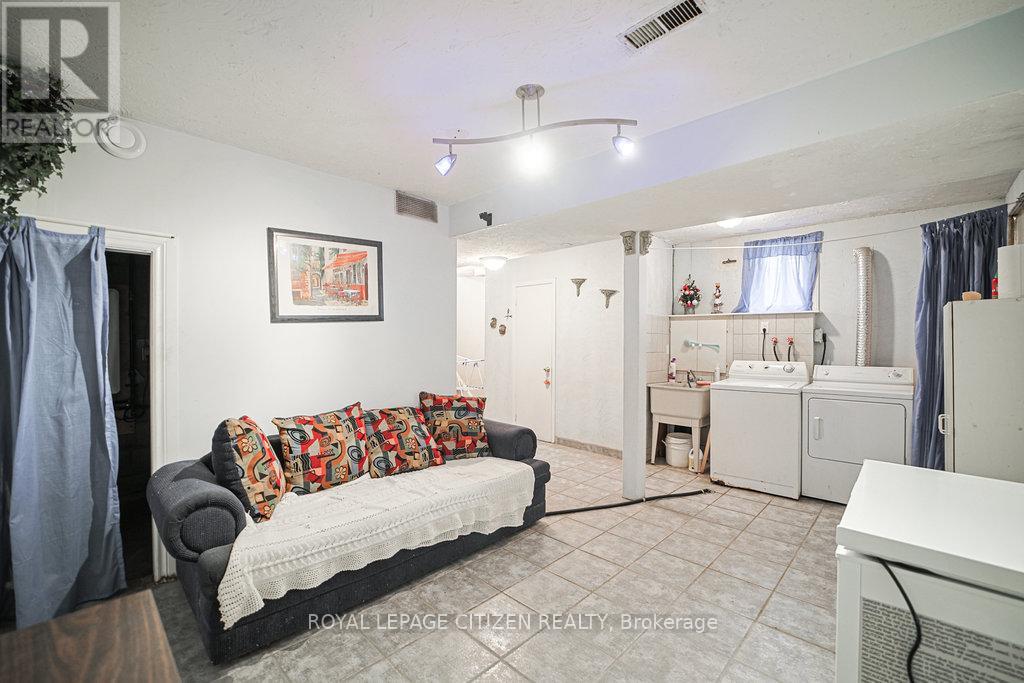 347 Harvie Avenue, Toronto, Ontario  M6E 4L6 - Photo 37 - W12390142