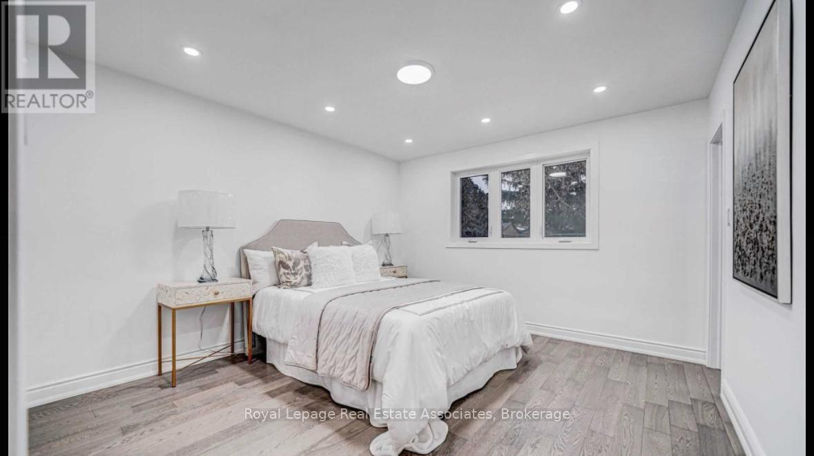 21 Davistow Crescent, Toronto (Mount Olive-Silverstone-Jamestown), Ontario  M9V 3E8 - Photo 10 - W12390161