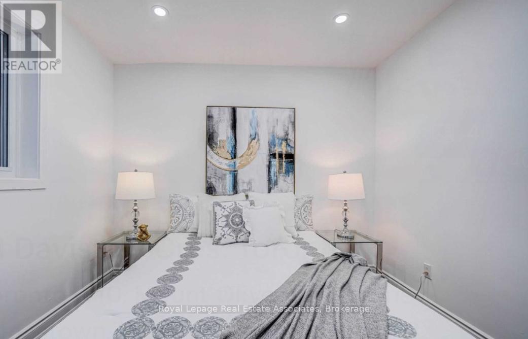 21 Davistow Crescent, Toronto (Mount Olive-Silverstone-Jamestown), Ontario  M9V 3E8 - Photo 16 - W12390161