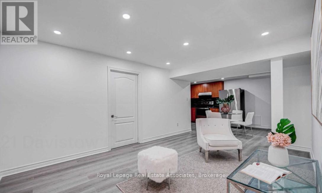 21 Davistow Crescent, Toronto (Mount Olive-Silverstone-Jamestown), Ontario  M9V 3E8 - Photo 17 - W12390161
