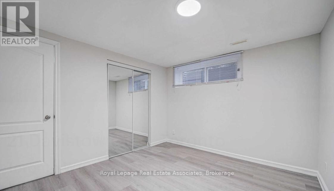21 Davistow Crescent, Toronto (Mount Olive-Silverstone-Jamestown), Ontario  M9V 3E8 - Photo 23 - W12390161