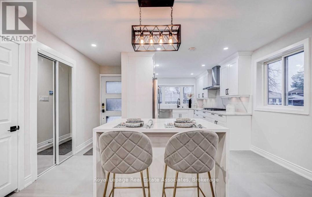21 Davistow Crescent, Toronto (Mount Olive-Silverstone-Jamestown), Ontario  M9V 3E8 - Photo 4 - W12390161