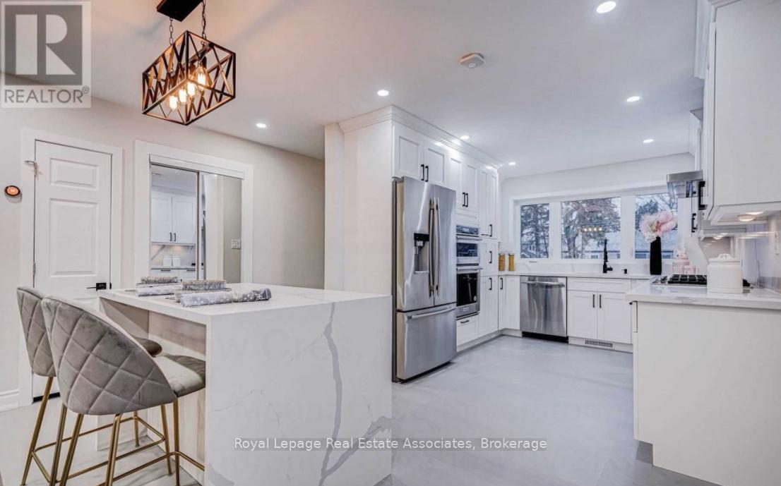 21 Davistow Crescent, Toronto (Mount Olive-Silverstone-Jamestown), Ontario  M9V 3E8 - Photo 6 - W12390161