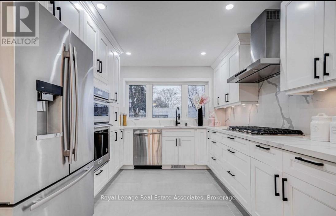 21 Davistow Crescent, Toronto (Mount Olive-Silverstone-Jamestown), Ontario  M9V 3E8 - Photo 7 - W12390161