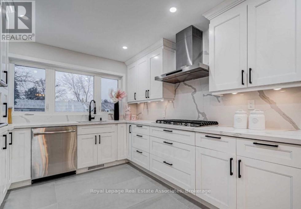 21 Davistow Crescent, Toronto (Mount Olive-Silverstone-Jamestown), Ontario  M9V 3E8 - Photo 8 - W12390161
