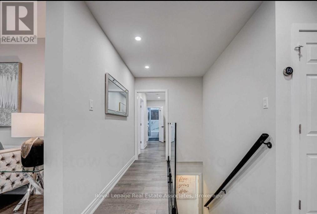 21 Davistow Crescent, Toronto (Mount Olive-Silverstone-Jamestown), Ontario  M9V 3E8 - Photo 9 - W12390161