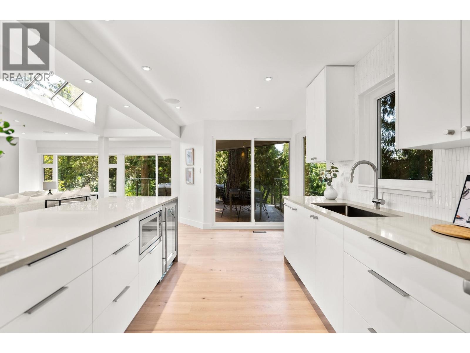 5061 Bear Lane, West Vancouver, British Columbia  V7W 1L2 - Photo 3 - R3045242