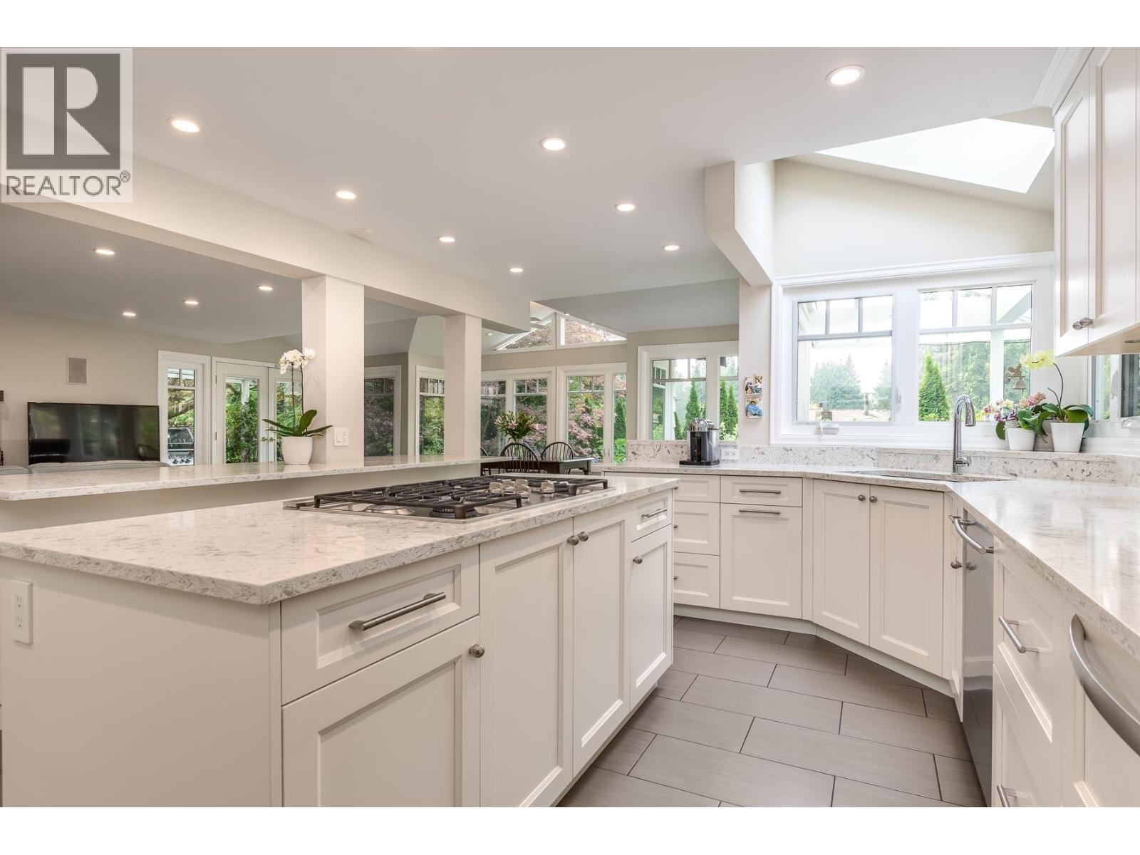 554 Newcroft Place, West Vancouver, British Columbia  V7T 1W8 - Photo 5 - R3045234