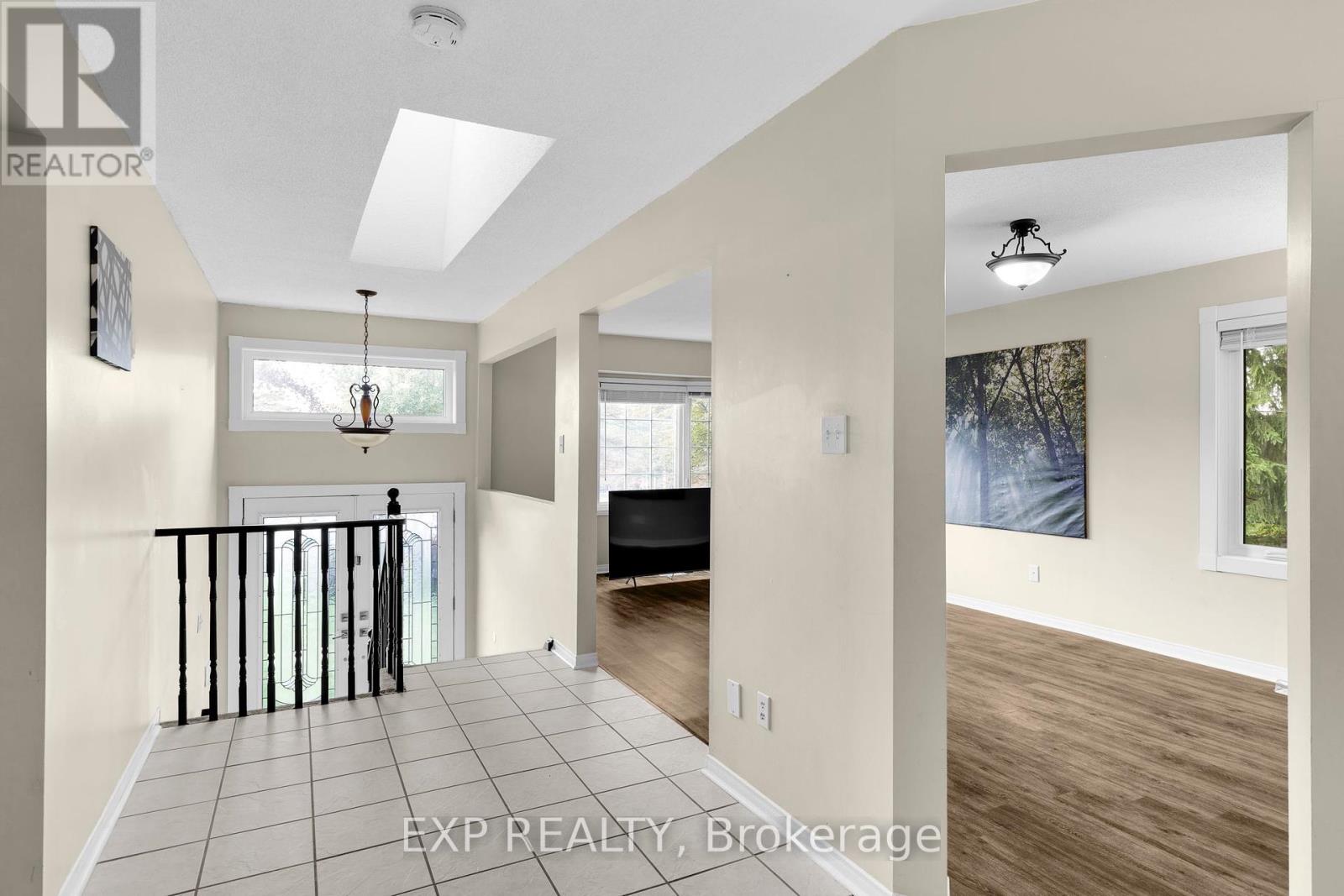 9 Birdie Court, Wasaga Beach, Ontario  L9Z 1C1 - Photo 3 - S12371171