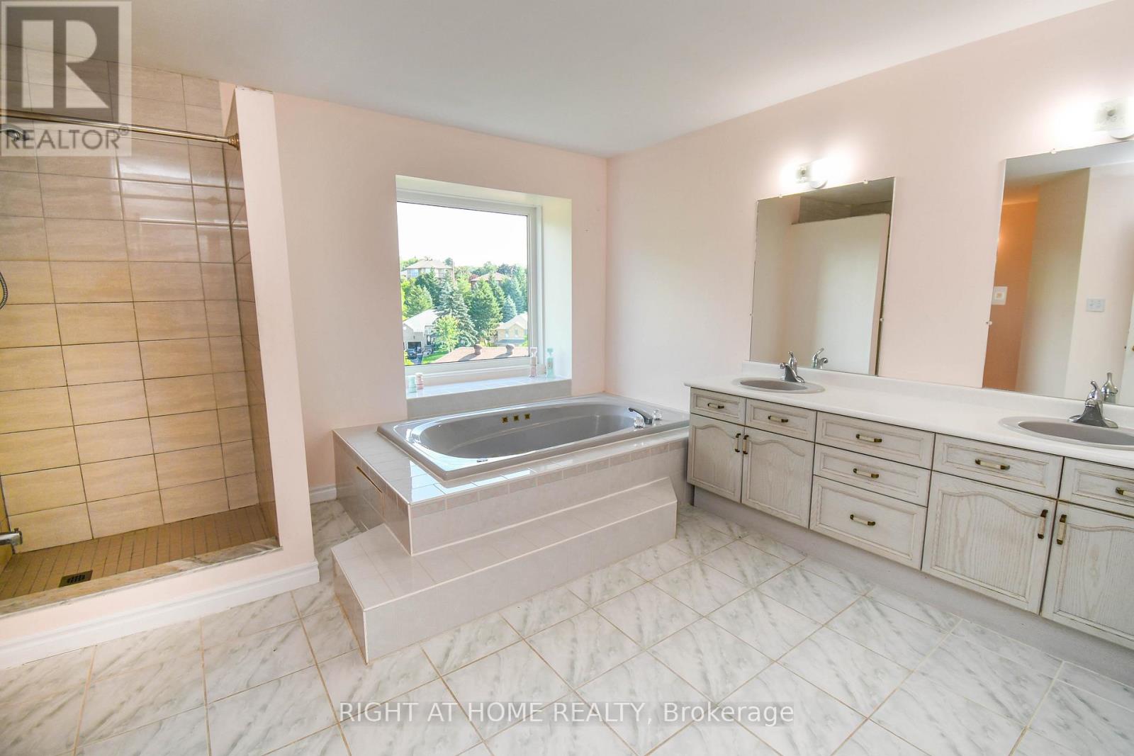 11 Thackeray Crescent, Barrie, Ontario  L4N 6J6 - Photo 21 - S12390183