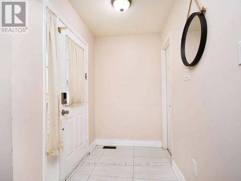 32 Summerdale Crescent, Brampton, Ontario  L6X 4V8 - Photo 3 - W12390197