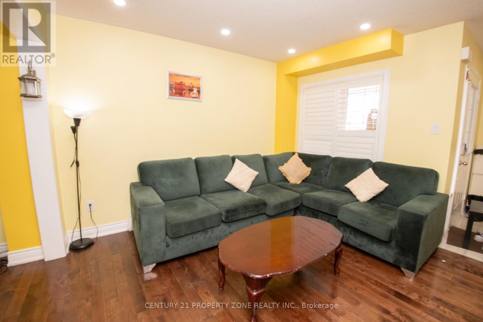 32 Summerdale Crescent, Brampton, Ontario  L6X 4V8 - Photo 4 - W12390197