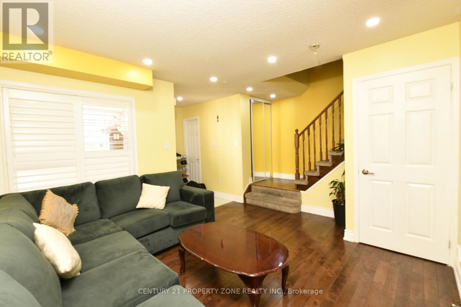 32 Summerdale Crescent, Brampton, Ontario  L6X 4V8 - Photo 5 - W12390197