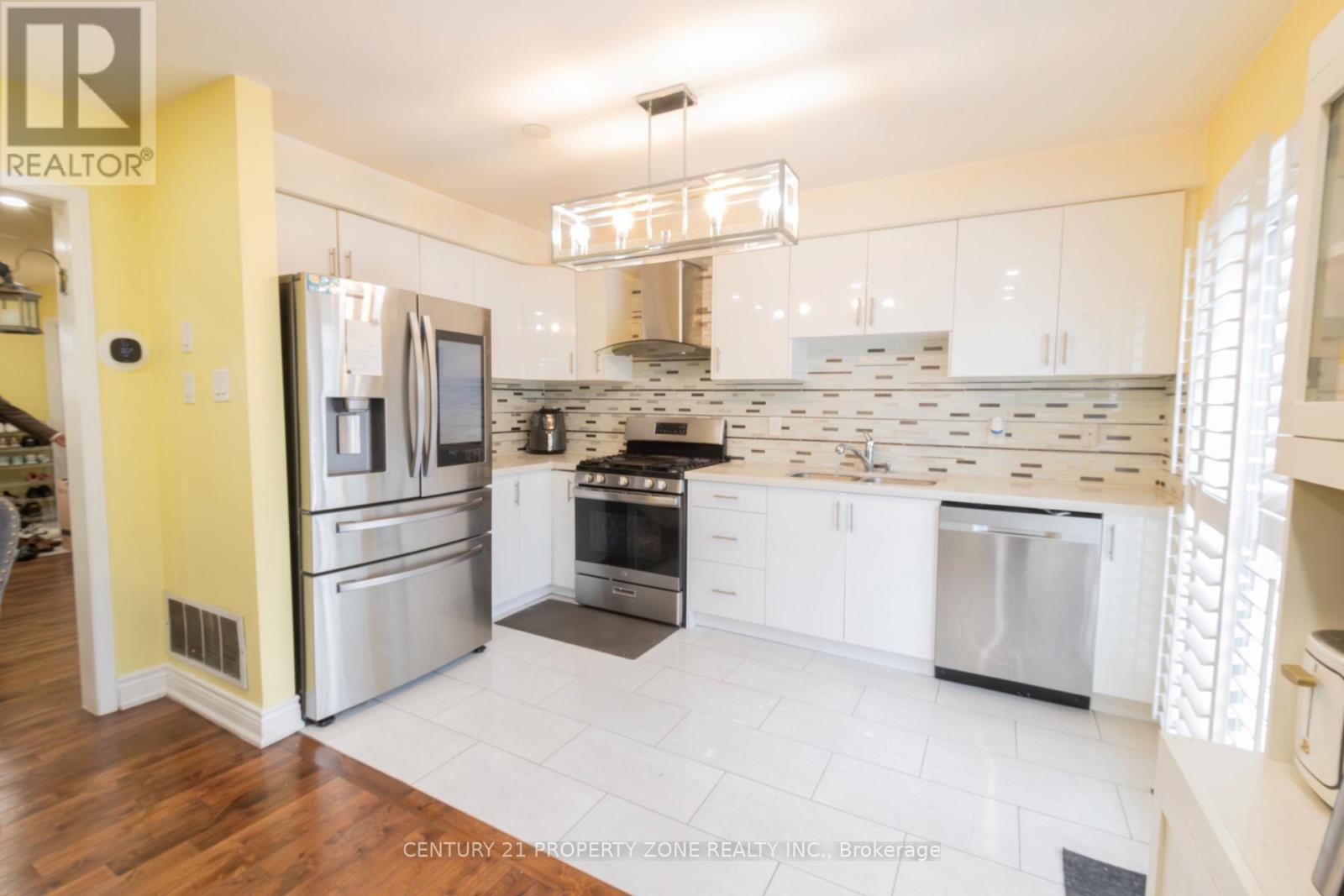 32 Summerdale Crescent, Brampton, Ontario  L6X 4V8 - Photo 8 - W12390197