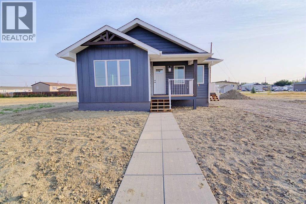 425 Pensacola Road, Enchant, Alberta  T0K 0V0 - Photo 2 - A2255402