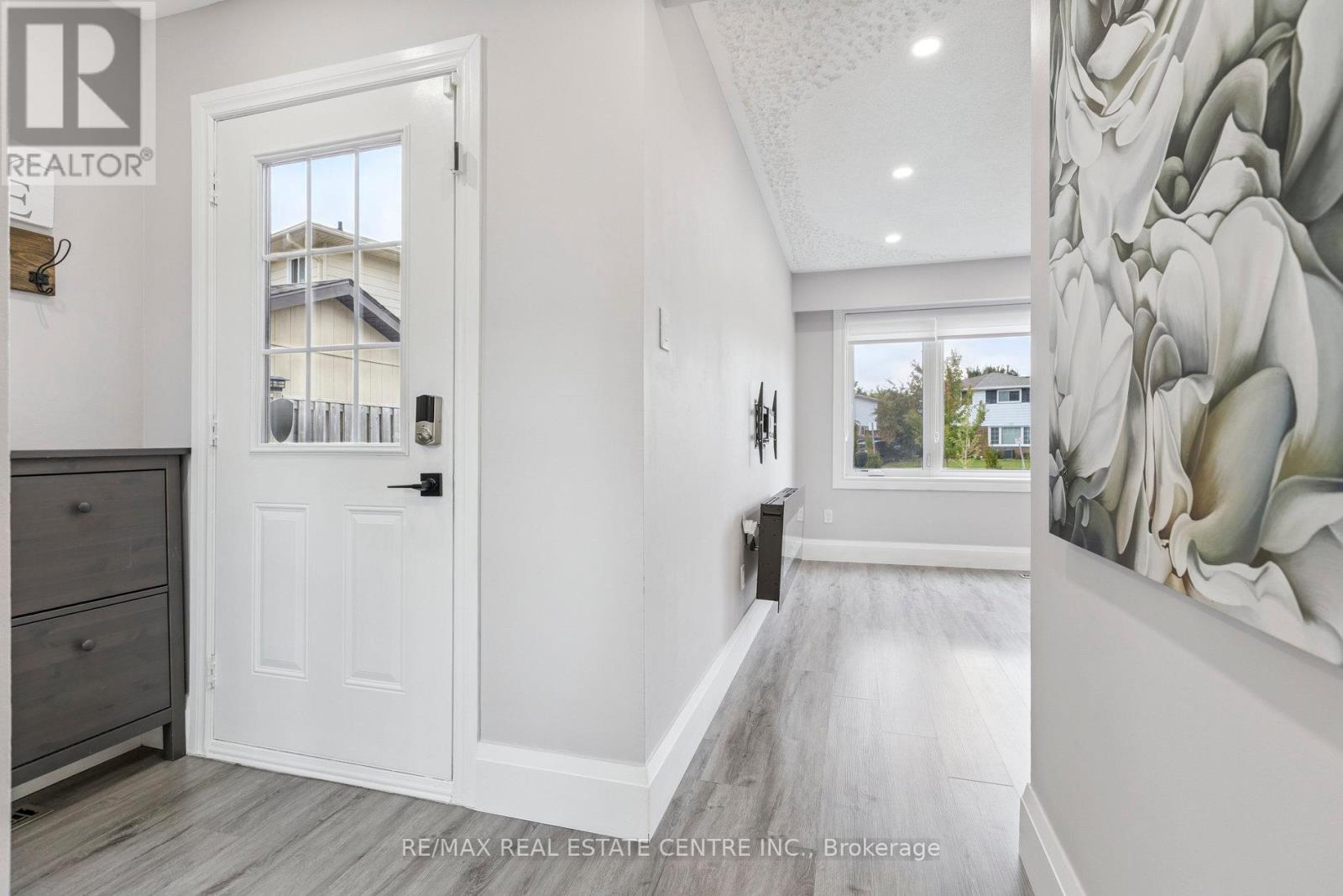 Property at 122 MOOREGATE CRESCENT image 3