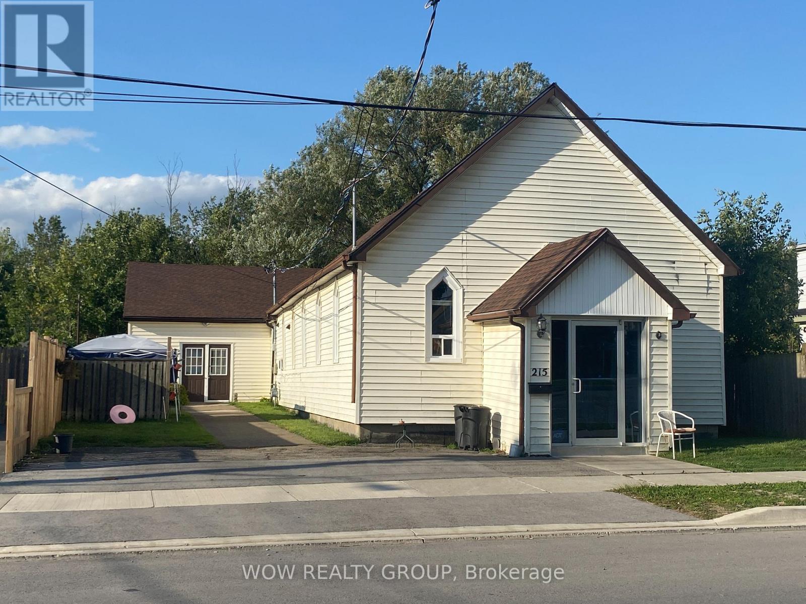 215 Broadway Avenue, Welland, Ontario  L3C 5L7 - Photo 1 - X12390268