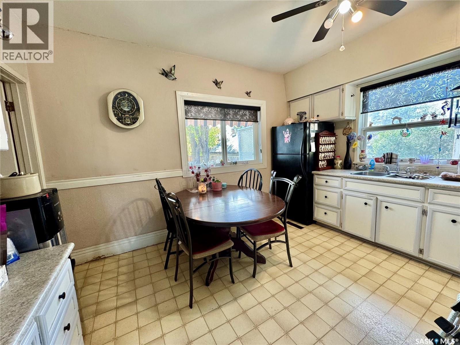 Property at 119 22nd STREET E image 3