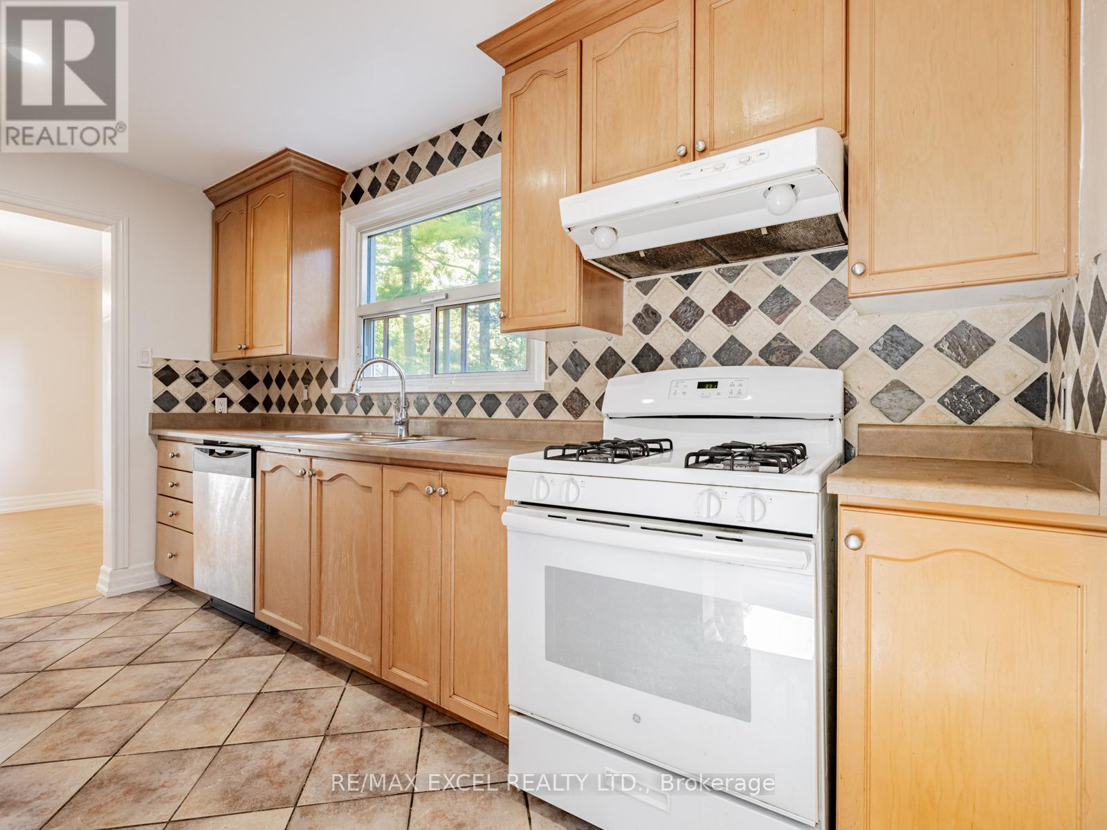 58 Howard Road, Newmarket, Ontario  L3Y 3G7 - Photo 10 - N12390336