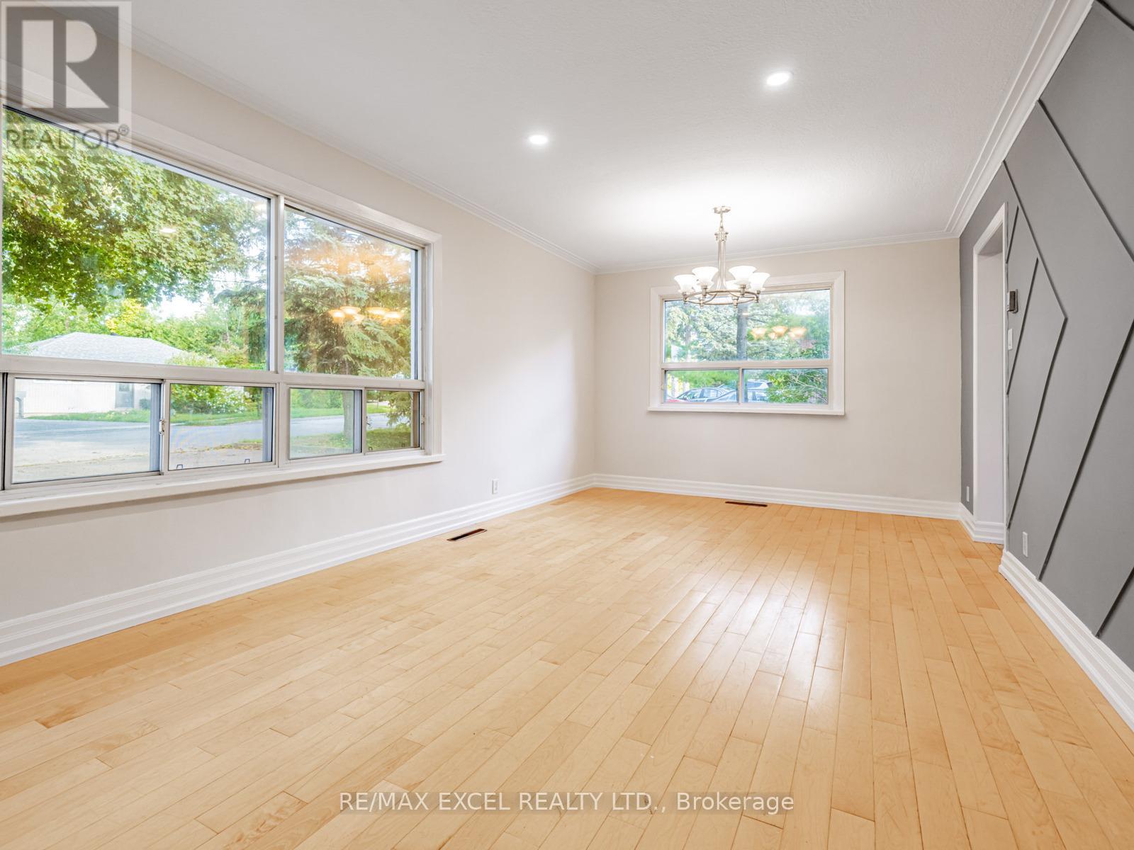 58 Howard Road, Newmarket, Ontario  L3Y 3G7 - Photo 5 - N12390336