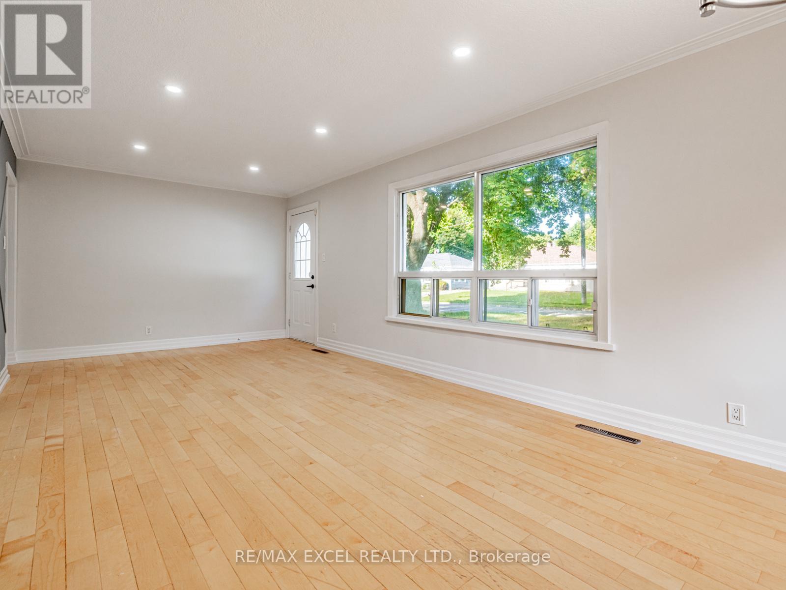 58 Howard Road, Newmarket, Ontario  L3Y 3G7 - Photo 6 - N12390336