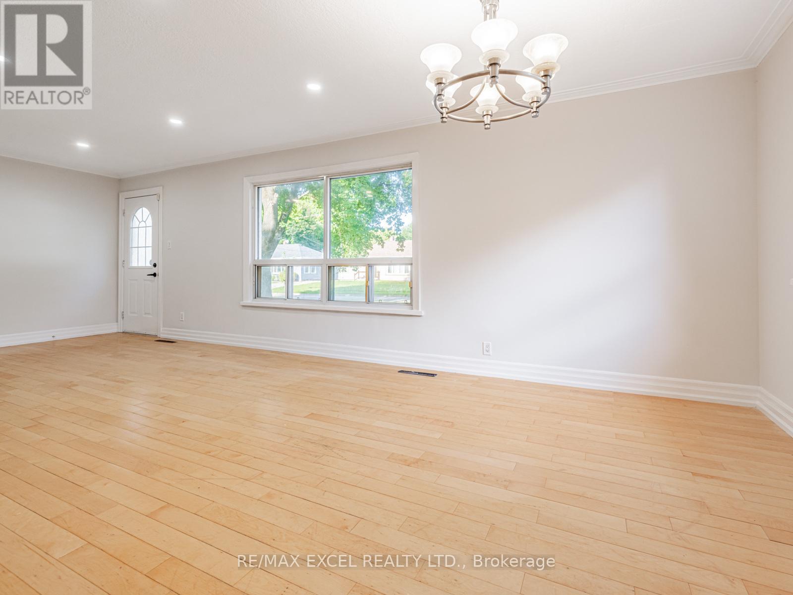 58 Howard Road, Newmarket, Ontario  L3Y 3G7 - Photo 7 - N12390336