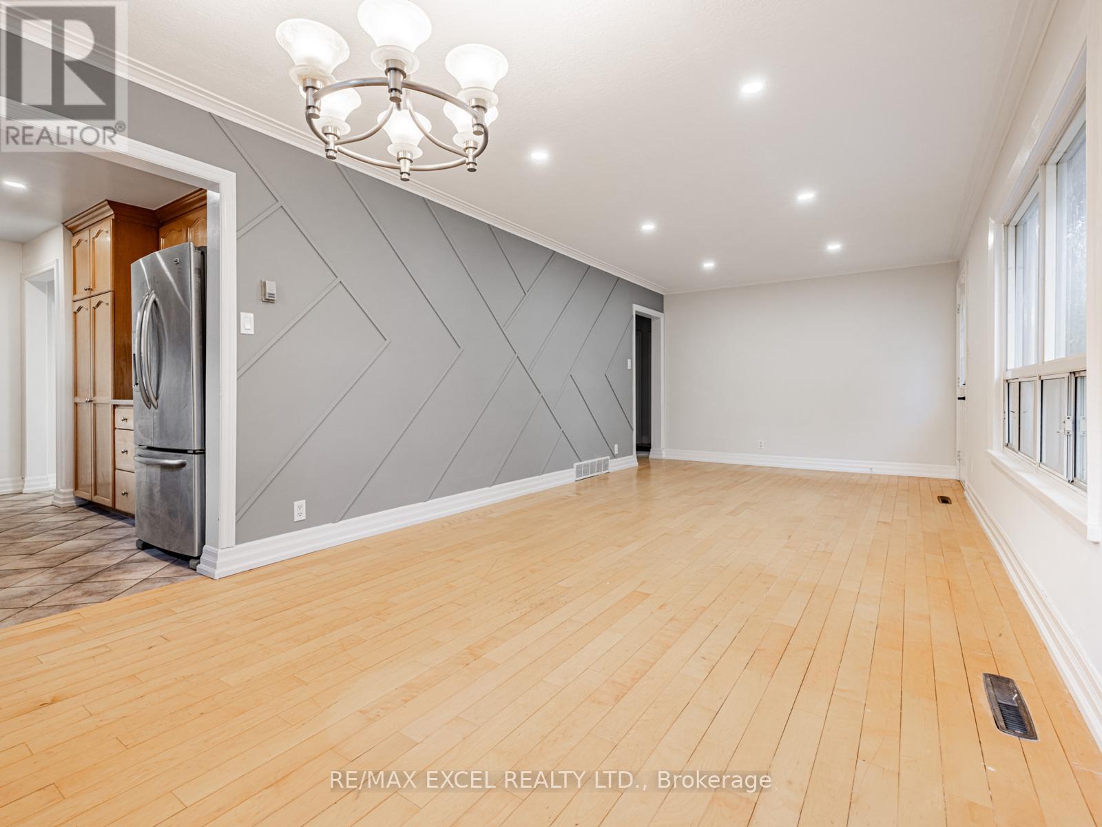 58 Howard Road, Newmarket, Ontario  L3Y 3G7 - Photo 8 - N12390336