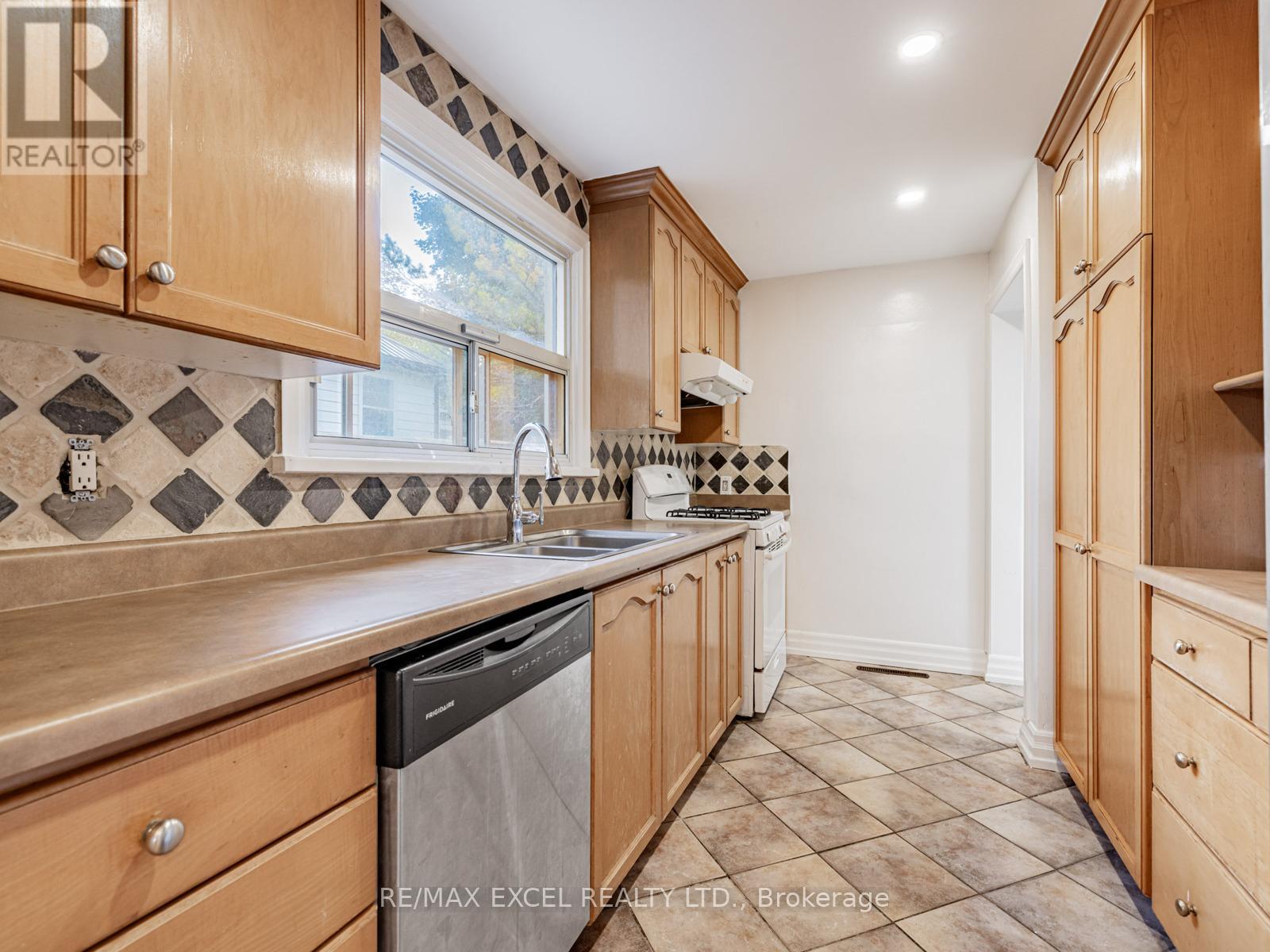 58 Howard Road, Newmarket, Ontario  L3Y 3G7 - Photo 9 - N12390336