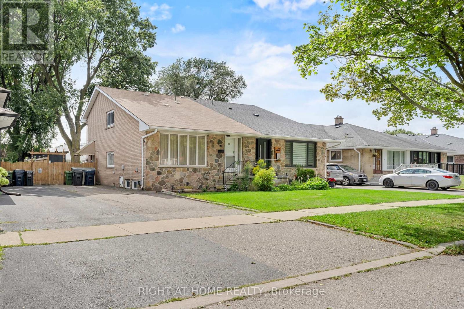 Property at 19 DUNSANY CRESCENT image 1