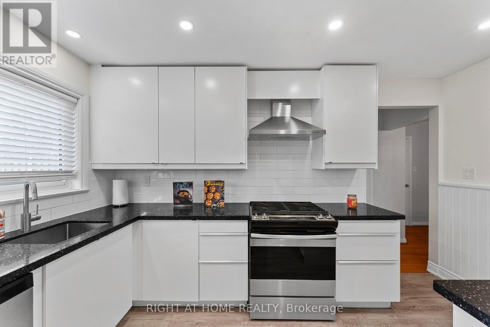 19 Dunsany Crescent, Toronto, Ontario  M9R 3W7 - Photo 15 - W12390365