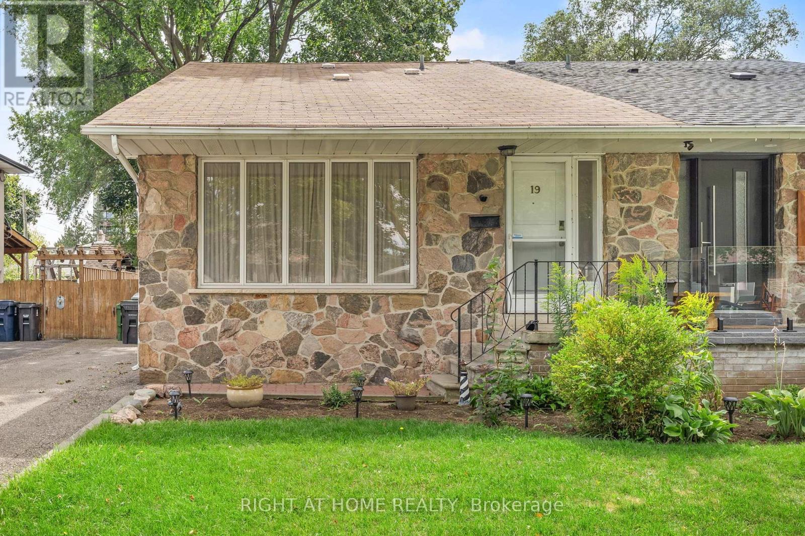 Property at 19 DUNSANY CRESCENT image 2
