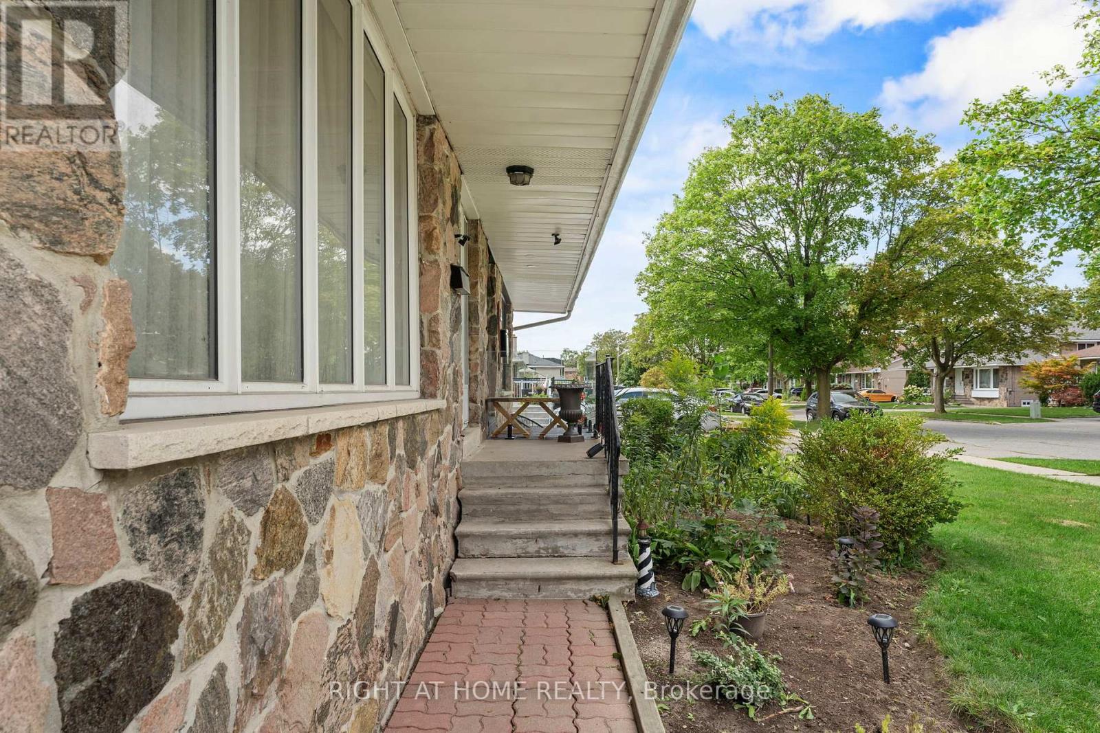 Property at 19 DUNSANY CRESCENT image 3