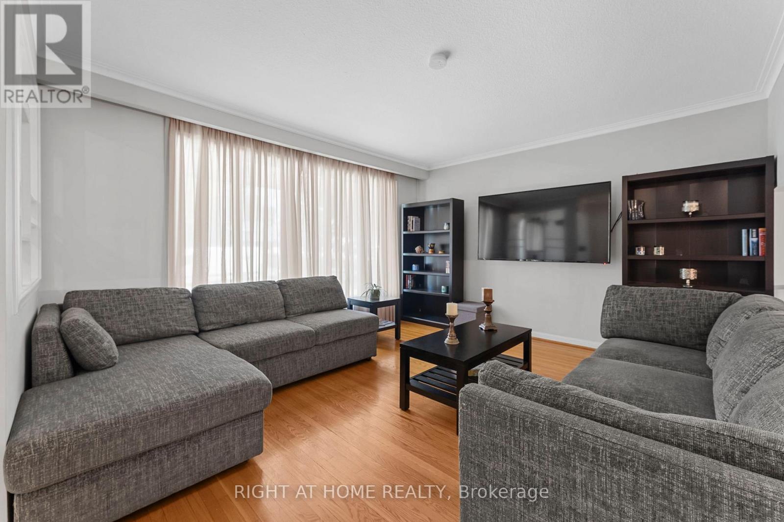 19 Dunsany Crescent, Toronto, Ontario  M9R 3W7 - Photo 6 - W12390365