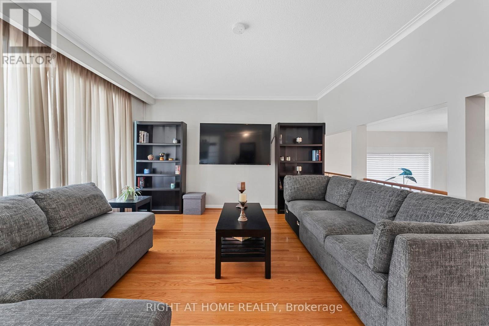 19 Dunsany Crescent, Toronto, Ontario  M9R 3W7 - Photo 7 - W12390365